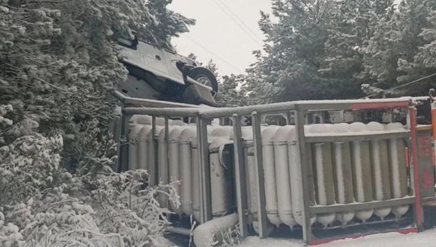 Kastamonu Bozkurt’ta doğal gaz tüpleri taşıyan tır devrildi