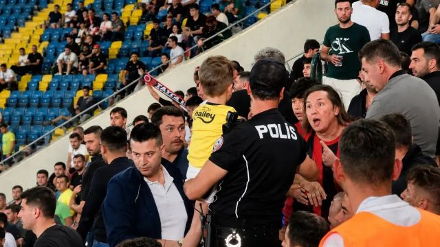 Ankara'da utanç gecesi! Fenerbahçe formalı minik taraftara çirkin saldırı
