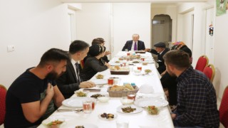 Cumhurbaşkanı Erdoğan, bir aileye iftarda konuk oldu