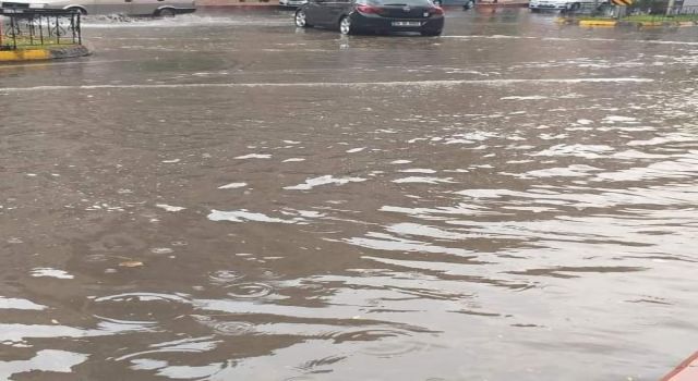 İskenderun'da yaz yağmuru zor anlar yaşattı