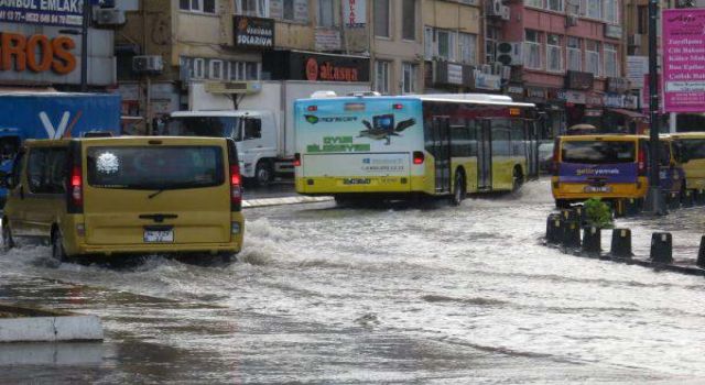 Meteoroloji'den peş peşe İstanbul uyarıları! Ve başladı, trafik felç