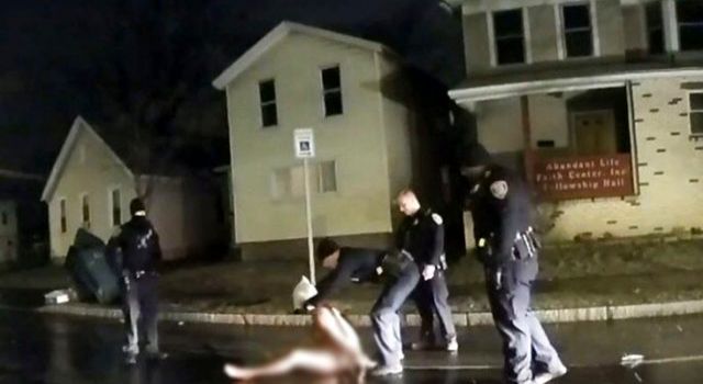 ABD'de polis, siyahi adamın kafasına poşet geçirip boğarak öldürdü