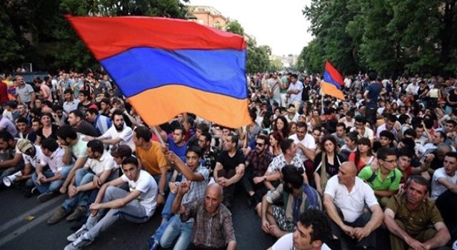 Ermenistan karıştı! Paşinyan hain ilan edildi!