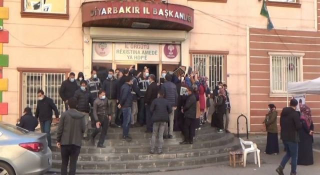 HDP önünde ailelerin yüzüne tükürülmesi iddiası gerginlik oluşturdu