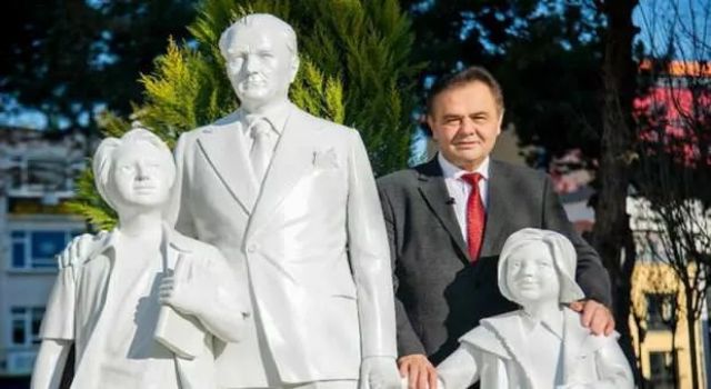 CHP'li Bilecik Belediyesi'nden heykel açılışı