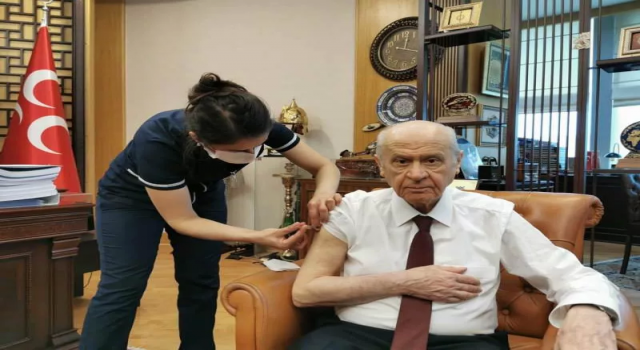 Devlet Bahçeli, Kovid-19 aşısı yaptırdı!