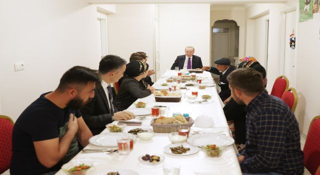 Cumhurbaşkanı Erdoğan, bir aileye iftarda konuk oldu