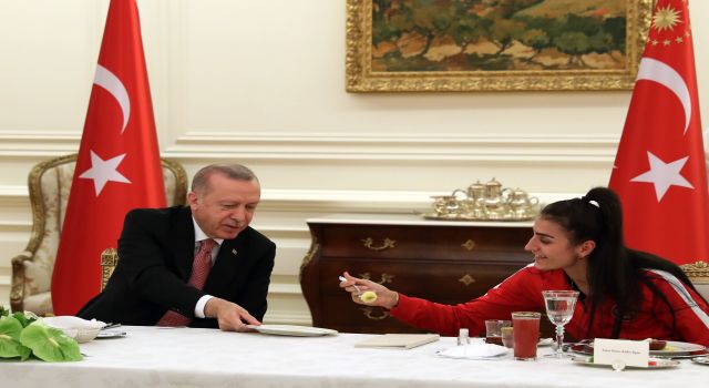 Cumhurbaşkanı Erdoğan, milli sporcularla iftarda bir araya geldi
