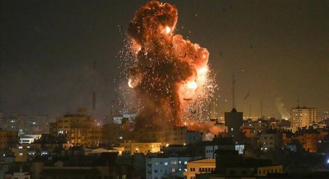 İsrail Gazze'deki güvenlik merkezlerini yoğun bombardımana tuttu