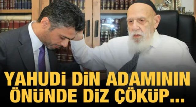 Yahudi din adamının önünde diz çöküp...