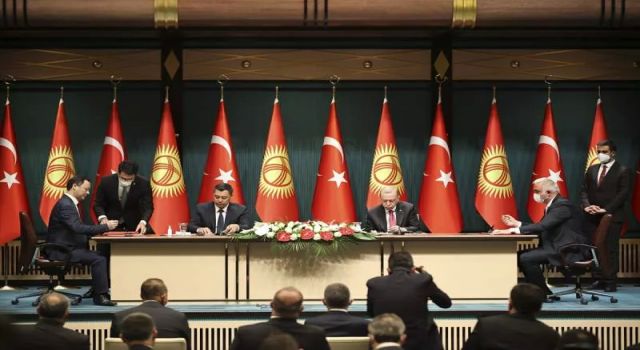 Cumhurbaşkanı Erdoğan, Kırgızistan Cumhurbaşkanı Caparov ile ortak basın toplantısı düzenledi