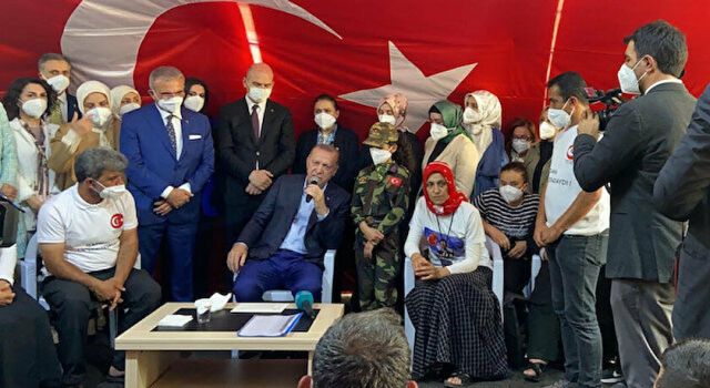 Cumhurbaşkanı Erdoğan evlat nöbetindeki ailelerle buluştu: Annelerin bedduası onları vuracak