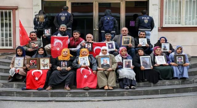 PKK’ya katılımı önleyen bariyer: HDP binaları önünde evlat nöbetleri