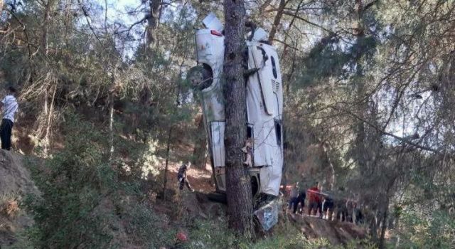 İzmir'de kaza: 6 kişi hayatını kaybetti, 11 kişi yaralandı