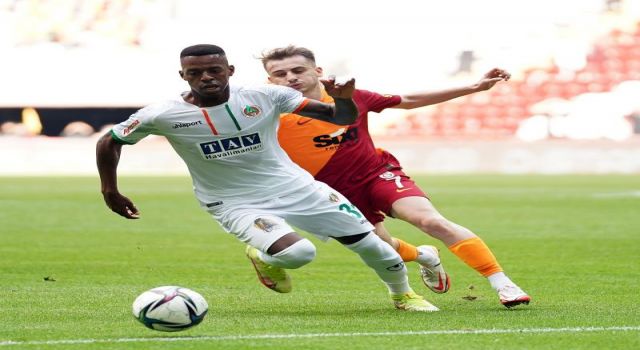 Galatasaray, evinde yıkıldı