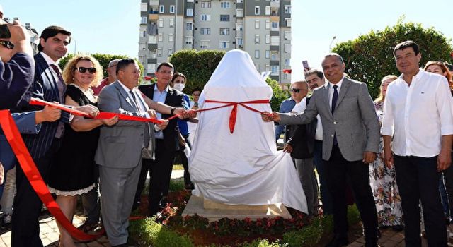 CHP'li belediyelerin heykel koleksiyonu büyüyor: Muratpaşa'ya Tolstoy büstü