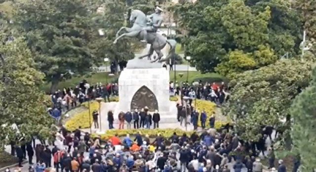Samsun'da bir grup Atatürk heykelini 'tavaf' etti