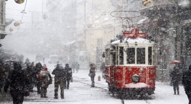 Uyarılar peş peşe: Tüm yurtta yağış var, İstanbul'da günlerce sürecek kar yağışı başladı