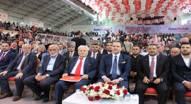 Fatih Erbakan'ın da salonda olduğu kongrede konuşan il başkanı "Oyumuz yüzde 13.4" dedi, salon yıkıldı