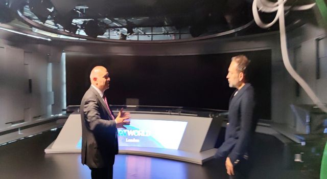 Uluslararası Dijital Medya Derneği Başkanı Adil Koçalan, TRT World'u ziyaret etti.