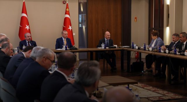 Cumhurbaşkanı Erdoğan, Ahlat’ta bölge valileriyle bir araya geldi