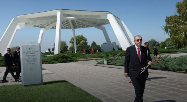 Cumhurbaşkanı Erdoğan, Devlet Mezarlığı‘nı ziyaret etti