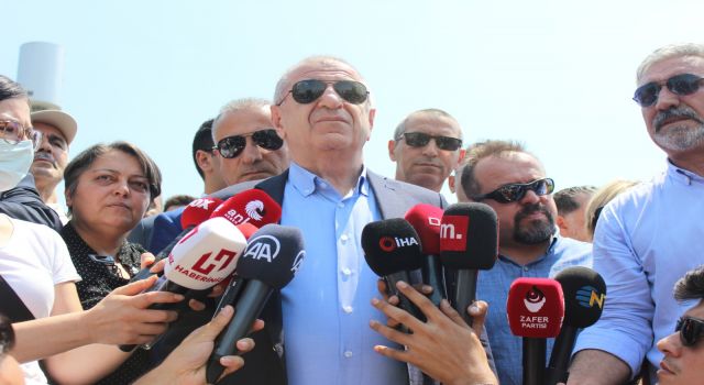 Ümit Özdağ, ÖSYM Başkanlığı önünde basın açıklaması yaptı.