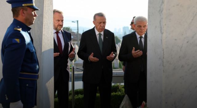 Cumhurbaşkanı Erdoğan, Aliya İzetbegoviç‘in mezarını ziyaret etti