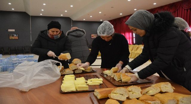 Sındırgılı Kadınlardan Deprem Bölgesine Kumanya Seferberliği