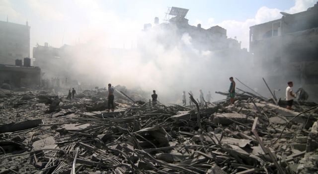 İşgalci İsrail UNRWA okulunun yakınındaki alanı bombaladı