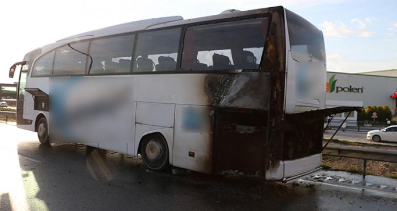 Manisa’da seyir halindeki otobüs alev aldı