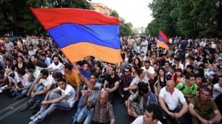 Ermenistan karıştı! Paşinyan hain ilan edildi!