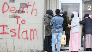 Saldırganı affedip camiye davet etti