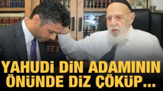 Yahudi din adamının önünde diz çöküp...