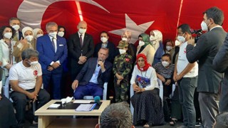 Cumhurbaşkanı Erdoğan evlat nöbetindeki ailelerle buluştu: Annelerin bedduası onları vuracak