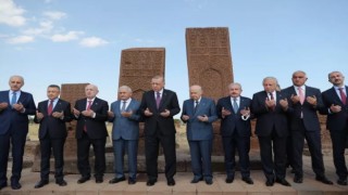 Cumhurbaşkanı Erdoğan Ahlat'tan seslendi; Tüm dünyaya haykırıyoruz