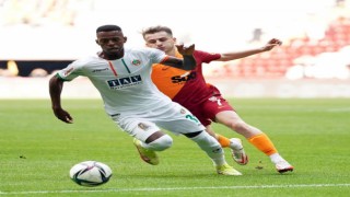 Galatasaray, evinde yıkıldı