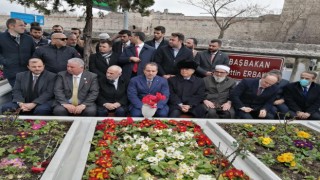 Milli Görüş Lideri Erbakan Hoca kabri başında dualarla anıldı