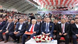 Fatih Erbakan'ın da salonda olduğu kongrede konuşan il başkanı "Oyumuz yüzde 13.4" dedi, salon yıkıldı