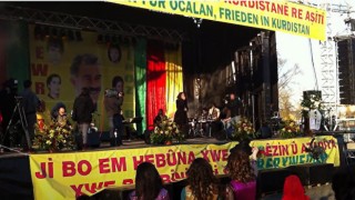 Kemal Kılıçdaroğlu Öcalan posteri önünde konser veren Aynur Doğan'a sahip çıktı