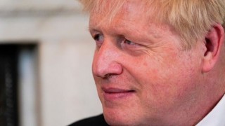 Boris Johnson istifa etti