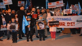Yeniden Refah Partisi İstanbul İl Gençlik Kolları Çin Konsolosluğu önünde Doğu Türkistan'a destek gösterisi yaptı.