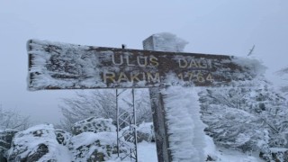 Ulus Dağı’na Yağan Kar Vatandaşları Zirvede Buluşturdu