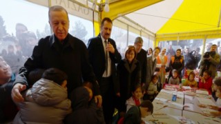 Cumhurbaşkanı Erdoğan, depremden etkilenen Gaziantep’te çadır kenti ziyaret etti