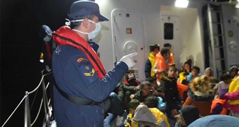 Kuşadası Körfezi’nde 29’u çocuk 50 göçmen kurtarıldı